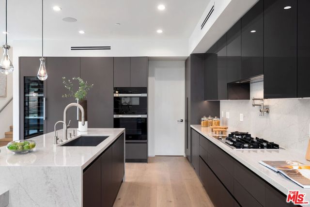3670 Buena Park Drive, Studio City CA: https://media.crmls.org/mediaz/8acc0b2b-4b22-4e6f-9c0d-10e51e11c58d.jpg