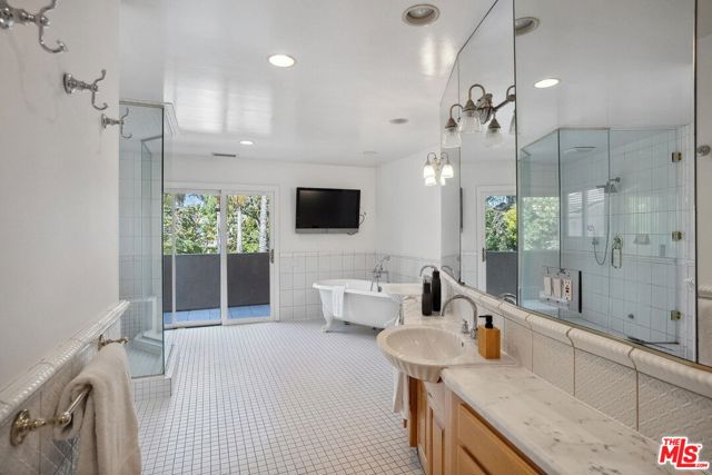 314 22nd Street, Santa Monica CA: https://media.crmls.org/mediaz/8accf1e2-ee21-41b5-8b2f-e0543a80b1b7.jpg