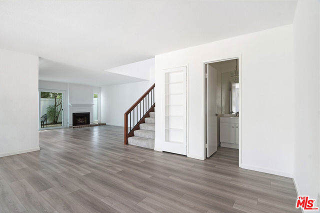 18170 Andrea Circle North, Northridge CA: https://media.crmls.org/mediaz/8acda4c2-54b8-4ecc-b79b-00a1fa1de930.jpg