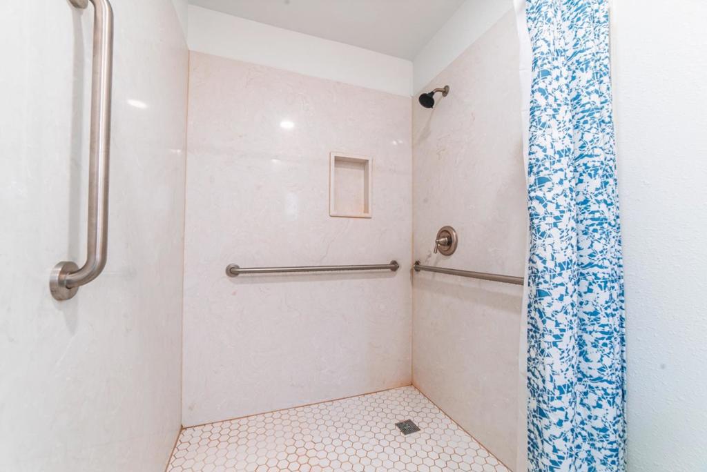 https://media.crmls.org/mediaz/8ace5c4e-4a01-446a-9285-591351c48155.jpg?preset=X-Large
