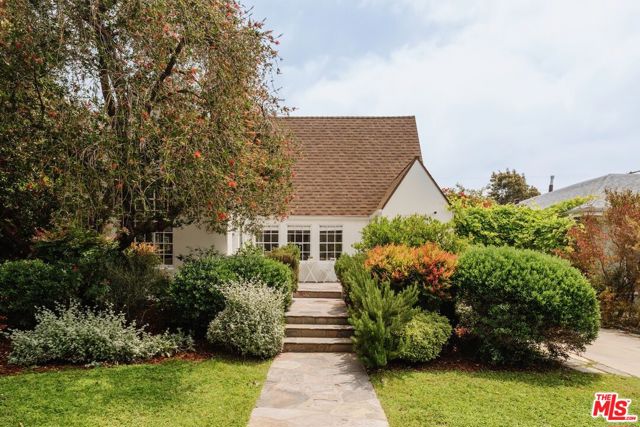 226 N Arden Boulevard, Los Angeles CA: https://media.crmls.org/mediaz/8acef484-26ce-415c-b375-ecef4276560c.jpg