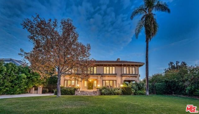 136 Fremont Place, Los Angeles CA: https://media.crmls.org/mediaz/8acf2385-94fb-4c84-bff7-5737e4f56b68.jpg