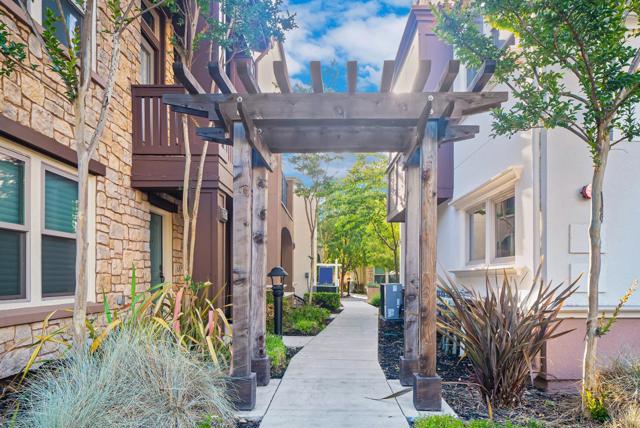 329 Cherokee Loop, Mountain View CA: https://media.crmls.org/mediaz/8acf5974-b665-4289-934e-57aa0301e621.jpg