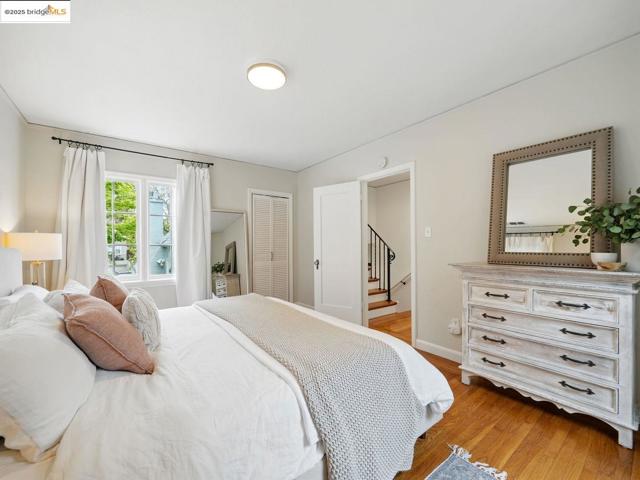 3712 Maple AVE, Oakland CA: https://media.crmls.org/mediaz/8acfe83e-45c2-4d87-8ad6-ef45ea82b30e.jpg