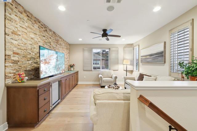 3885 Highpointe Ct, Dublin CA: https://media.crmls.org/mediaz/8acff76f-b8dd-4c3e-8d22-66ef7ddd6984.jpg