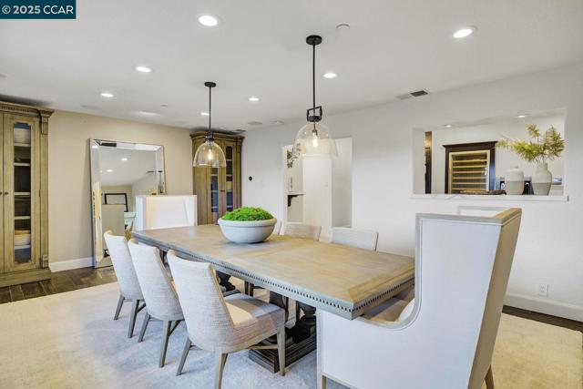 24 Crest Ct, Alamo CA: https://media.crmls.org/mediaz/8ad27270-6d99-4128-900e-13e2bc983354.jpg
