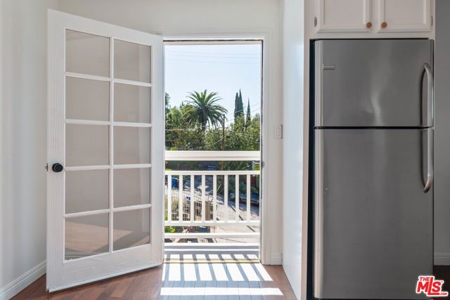 4011 1/2 Sunset Drive, Los Angeles CA: https://media.crmls.org/mediaz/8ad2dd12-fb6d-4a56-aca3-073afed25801.jpg