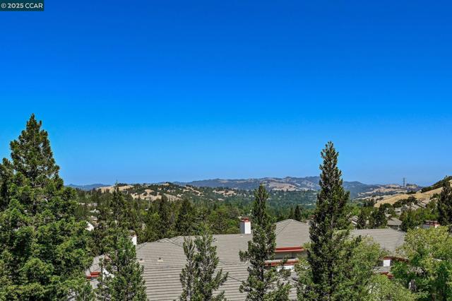 5954 Autumnwood Dr, Walnut Creek CA: https://media.crmls.org/mediaz/8ad32cff-8f76-4f46-a75a-c0d1e8c68358.jpg
