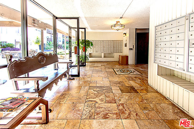 525 S ARDMORE Avenue, Los Angeles CA: https://media.crmls.org/mediaz/8ad37551-f73a-4707-b9e5-15fb6bfea4f2.jpg