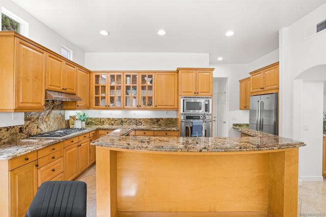5032 Manor Ridge Ln, San Diego CA: https://media.crmls.org/mediaz/8ad390ac-c12c-4135-85f7-531e7522d64e.jpg