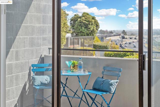 555 Pierce St, Albany CA: https://media.crmls.org/mediaz/8ad3e9b8-102c-45e2-a1af-43a7dd901d80.jpg
