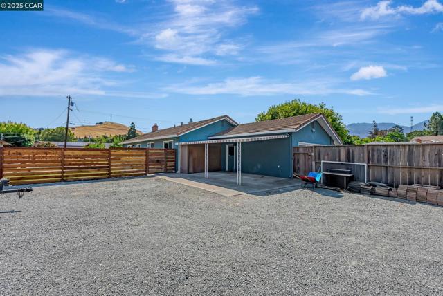 5891 Caulfield Dr, Clayton CA: https://media.crmls.org/mediaz/8ad4486e-43a5-4bd9-96a6-46023c4afd5f.jpg