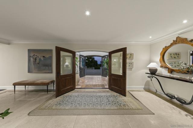 6404 La Jolla Scenic Drive S, La Jolla CA: https://media.crmls.org/mediaz/8ad4de41-8e80-49af-a87a-1ae62865b7e2.jpg