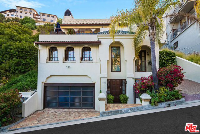 1925 Curson Place, Los Angeles CA: https://media.crmls.org/mediaz/8ad6373e-c754-4196-a442-251767048d22.jpg