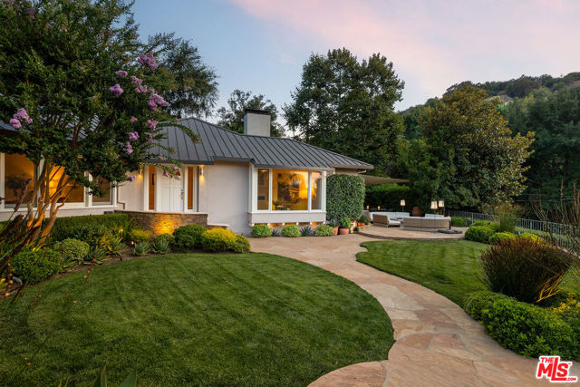 3818 Hollyline Avenue, Sherman Oaks CA: https://media.crmls.org/mediaz/8ad64f12-3687-4b5e-a744-cb095a7e16d8.jpg