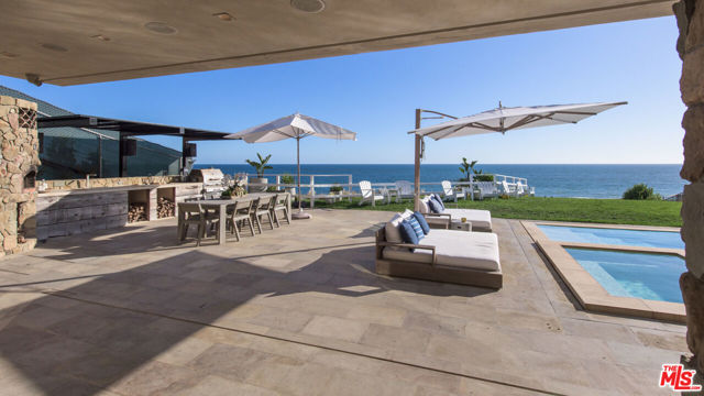 32852 Pacific Coast Highway, Malibu CA: https://media.crmls.org/mediaz/8ad66725-5480-41b6-8552-32f844684069.jpg