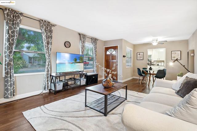 2670 Crescent Dr, Concord CA: https://media.crmls.org/mediaz/8ad6e38c-2d7a-4ea5-a328-a98607951ff1.jpg