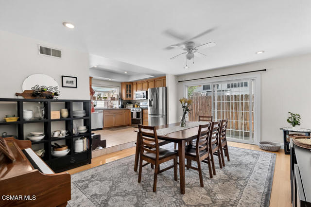30 S Ellis Place, Newbury Park CA: https://media.crmls.org/mediaz/8ad6fc26-828a-4b71-b6fb-a0301d543f61.jpg