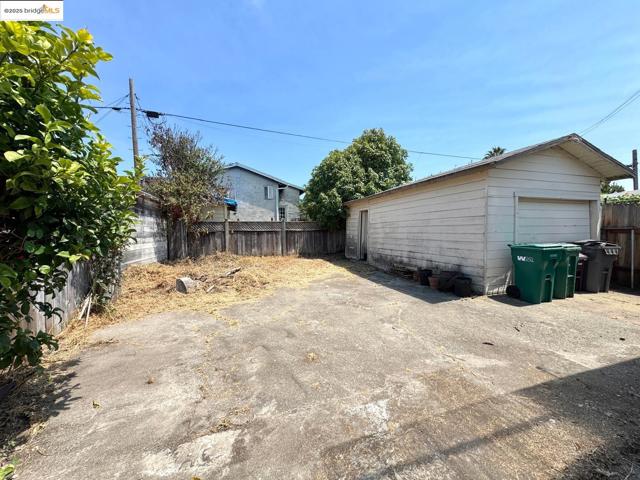 5926 Marshall St, Oakland CA: https://media.crmls.org/mediaz/8ad80494-213d-4609-8e3b-a915983876d8.jpg