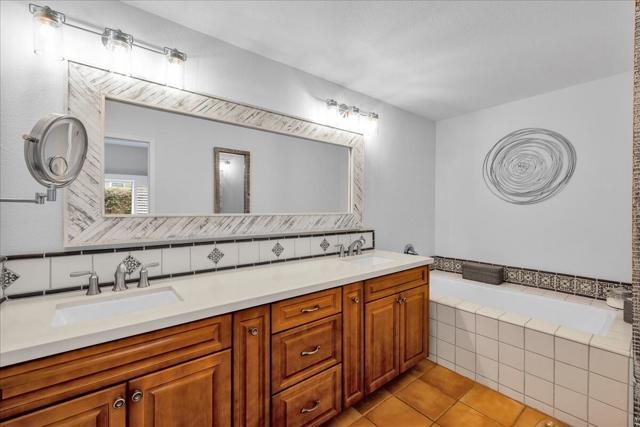 18 Hilton Head Drive, Rancho Mirage CA: https://media.crmls.org/mediaz/8ad8ad1d-0747-47c8-a402-4844c1845063.jpg