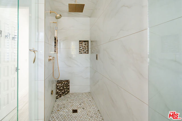 609 21st Place, Santa Monica CA: https://media.crmls.org/mediaz/8ad8ce54-365d-4b8d-a1dc-6487aa4bfe62.jpg