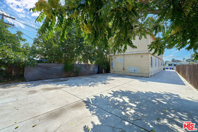 1247 E Vernon Avenue, Los Angeles CA: https://media.crmls.org/mediaz/8ad92e04-d3df-4431-bdd3-825dbcc86d82.jpg