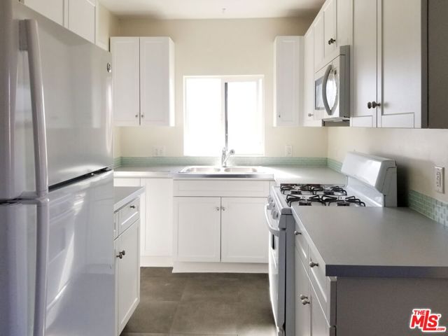 3166 San Marino Street, Los Angeles CA: https://media.crmls.org/mediaz/8ad9cb5f-c13f-4fe4-8367-4d7aaf724eca.jpg