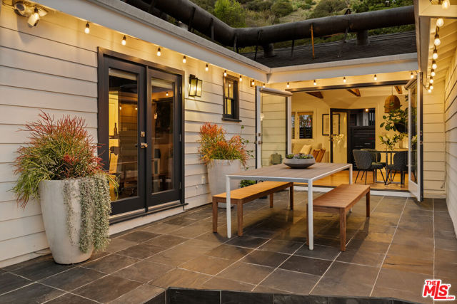 8556 Ridpath Drive, Los Angeles CA: https://media.crmls.org/mediaz/8ada1b36-699f-40d3-9fef-efa7bb9af25e.jpg