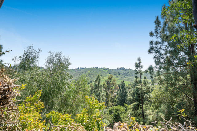 4126 Sterlingview Drive, Moorpark CA: https://media.crmls.org/mediaz/8ada7884-641c-408e-bc87-aa60392883d9.jpg