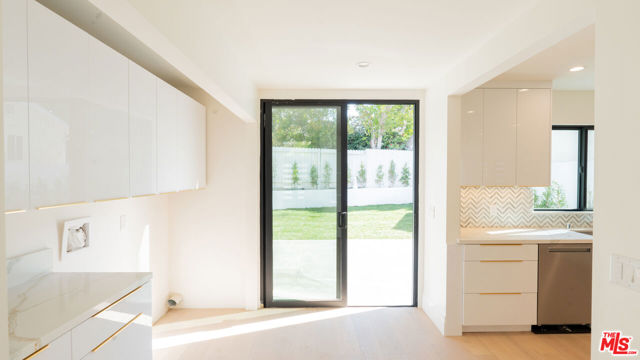 10520 Ashton Avenue, Los Angeles CA: https://media.crmls.org/mediaz/8adb37c2-4a23-4aac-81a7-4cf68f07db81.jpg