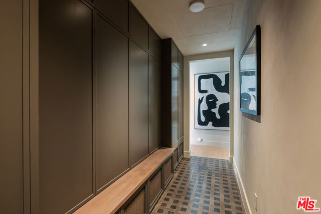 24172 Lupin Hill Road, Hidden Hills CA: https://media.crmls.org/mediaz/8adb642e-04ed-4f4a-9db4-2372cc235ec8.jpg