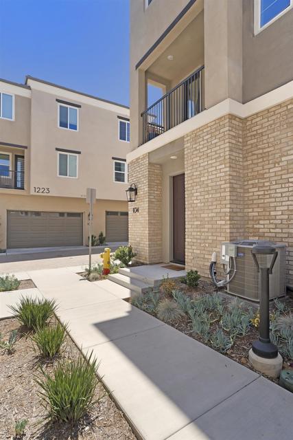 1221 Sunrise View, San Marcos CA: https://media.crmls.org/mediaz/8adb9e43-a359-4b62-b15e-711ecf3a3248.jpg