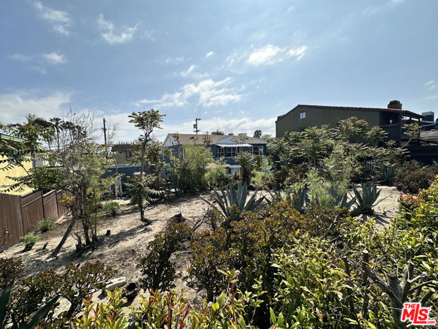 2712 Pacific Avenue, Venice CA: https://media.crmls.org/mediaz/8adc8b35-5de2-4299-ac46-479a4d615a44.jpg