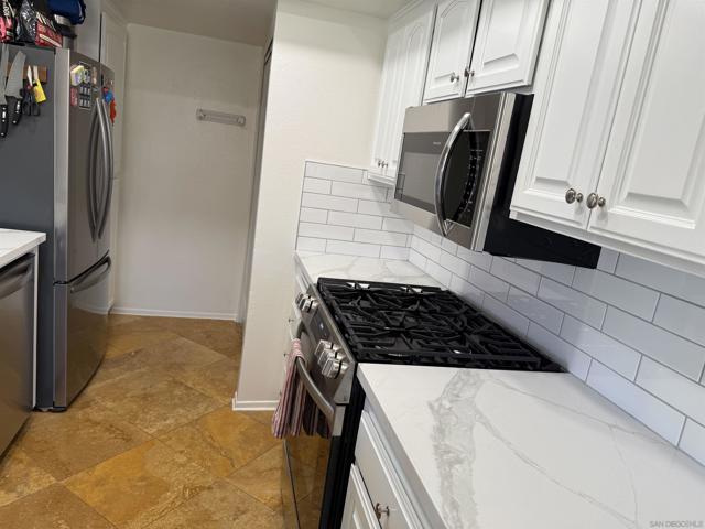 9342 Twin Trails Drive, San Diego CA: https://media.crmls.org/mediaz/8adc908d-15bc-4165-9992-c186330d5208.jpg