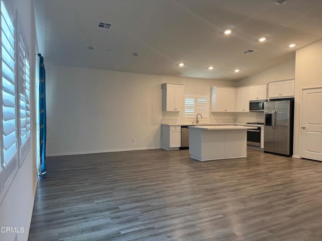 4251 Avenue J-3, Lancaster CA: https://media.crmls.org/mediaz/8add1090-9d2a-487a-bedf-85cd9c02c69a.jpg