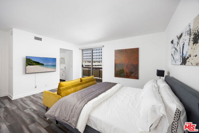 321 S San Vicente Boulevard, Los Angeles CA: https://media.crmls.org/mediaz/8addc0e7-1409-47a2-8c73-5aaf76cd92dc.jpg