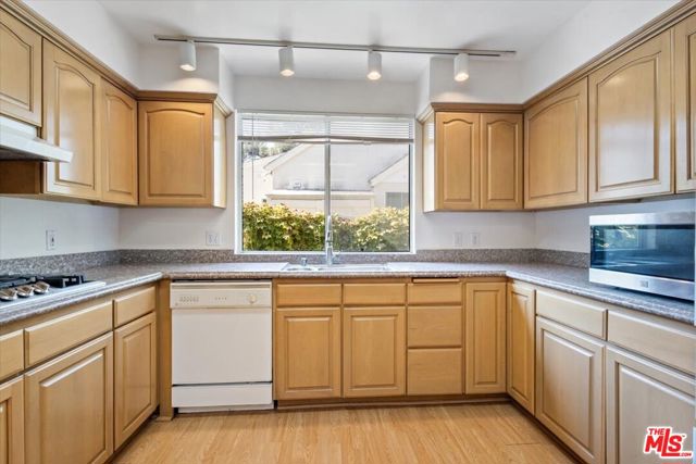 4210 Alcove Avenue, Studio City CA: https://media.crmls.org/mediaz/8addf23b-678f-40ba-a52b-8caf7ef21cdd.jpg