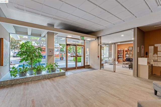 2550 Dana St, Berkeley CA: https://media.crmls.org/mediaz/8adf3c87-9d05-4848-be54-757cae1c3721.jpg