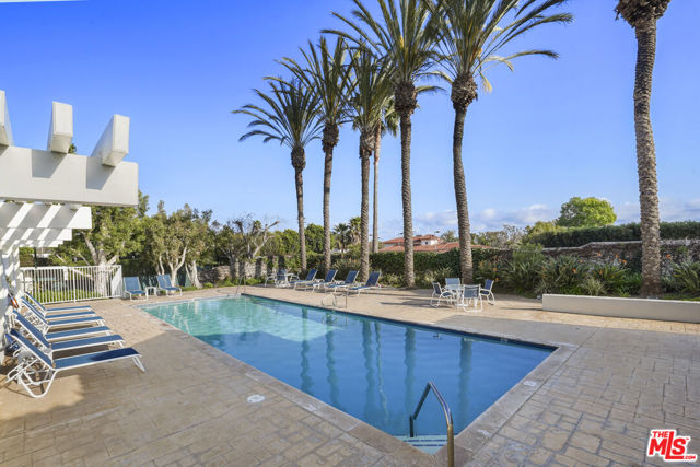 6477 Zuma View Place, Malibu CA: https://media.crmls.org/mediaz/8ae045b5-a15f-4af7-a21f-c1a298f255d9.jpg