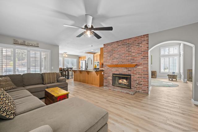 1572 Roma Dr, Vista CA: https://media.crmls.org/mediaz/8ae06446-743d-49bf-acbc-88158a691c30.jpg