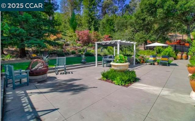 53 Knickerbocker Ln, Orinda CA: https://media.crmls.org/mediaz/8ae115fd-2adf-46fb-86da-35b4acccb25b.jpg