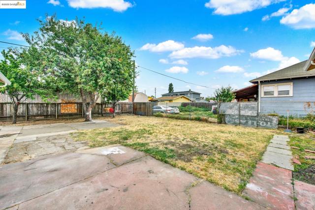 1009 106Th Ave, Oakland CA: https://media.crmls.org/mediaz/8ae1272c-64f1-4285-8e12-4eb5f7779688.jpg