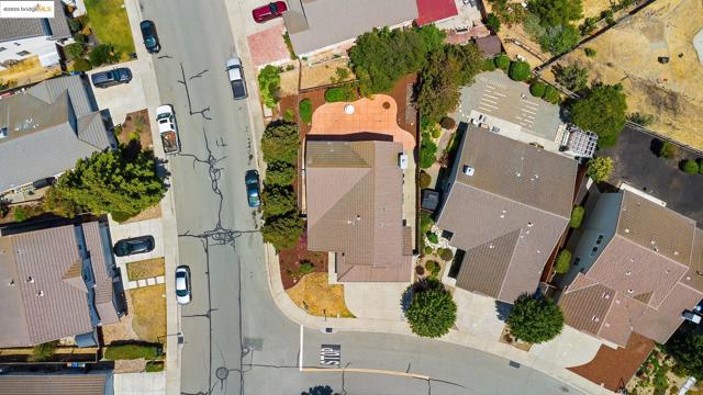 2 Quiet Path Ct, Pittsburg CA: https://media.crmls.org/mediaz/8ae16054-4362-4b15-84fe-19b913e5470e.jpg