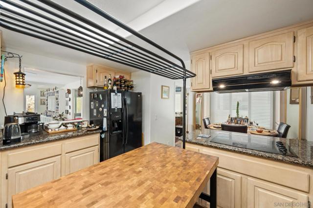 7560 Eads Ave, La Jolla CA: https://media.crmls.org/mediaz/8ae17010-0a36-4525-9eaa-eb4994d6de3e.jpg