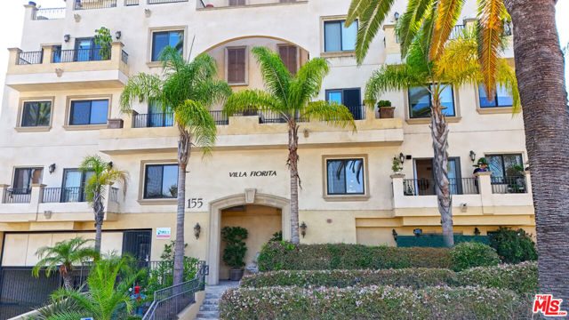 155 N Hamilton Drive, Beverly Hills CA: https://media.crmls.org/mediaz/8ae19630-9312-42d7-8488-b1b2a2cdbc27.jpg