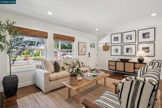 528 Shelly Dr, Pleasant Hill CA: https://media.crmls.org/mediaz/8ae21c80-8b51-4392-ad15-95c911da1685.jpg