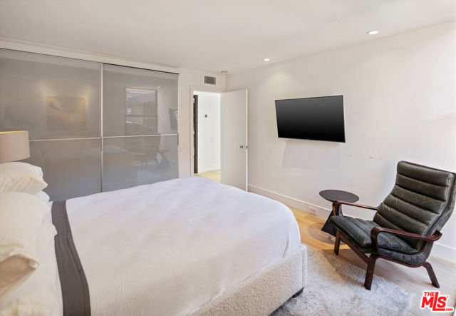 1033 Carol Drive, West Hollywood CA: https://media.crmls.org/mediaz/8ae4468d-8c3f-49b6-a7dc-29ae1c697ff7.jpg