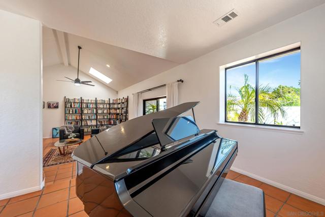 1761 Winterwarm Dr, Fallbrook CA: https://media.crmls.org/mediaz/8ae486c1-c737-4900-8cfd-b35618791b77.jpg
