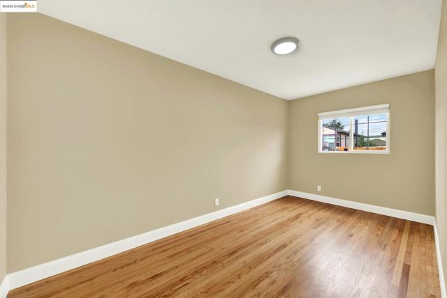 2125 102Nd Ave, Oakland CA: https://media.crmls.org/mediaz/8ae49f26-1f4c-477a-aac2-9f586a15090f.jpg