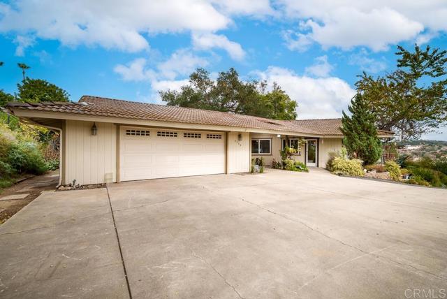 2719 Via Del Robles, Fallbrook CA: https://media.crmls.org/mediaz/8ae68914-8d7a-4863-b7d4-f700dacec13e.jpg